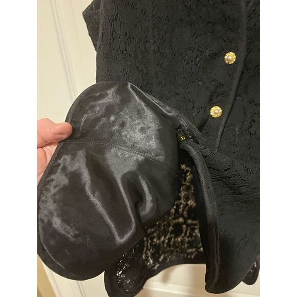 Lace
Vest with fancy buttons size medium - Picture 3 of 7